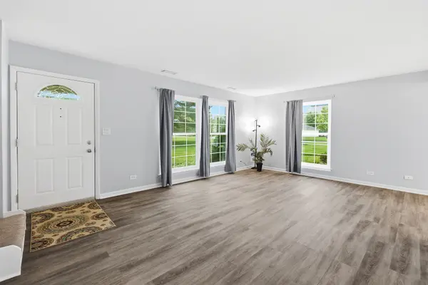752 Gloucester DR, Elk Grove Village, IL 60007
