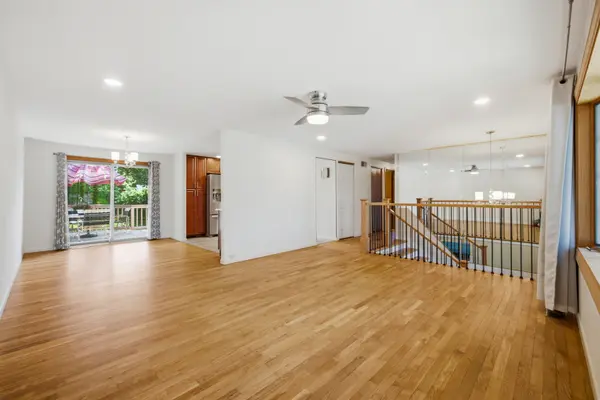 1033 Lowell LN, Schaumburg, IL 60193