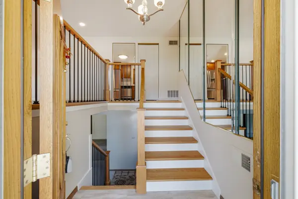 1033 Lowell LN, Schaumburg, IL 60193