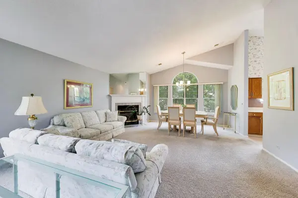 520 W Happfield DR, Arlington Heights, IL 60004