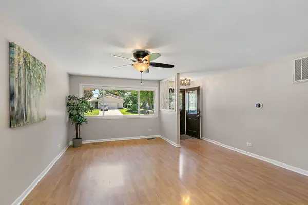616 Clover LN, Schaumburg, IL 60193