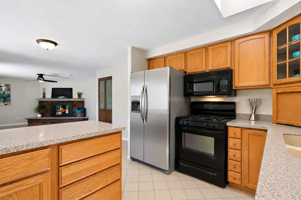 616 Clover LN, Schaumburg, IL 60193