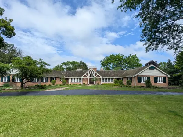 3 Hickory LN, Barrington Hills, IL 60010