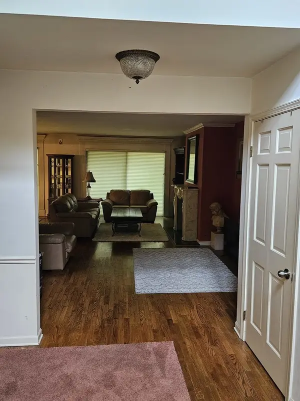 3912 Dundee RD, Northbrook, IL 60062