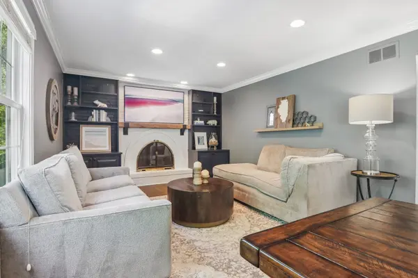 1204 Parliament CT, Libertyville, IL 60048