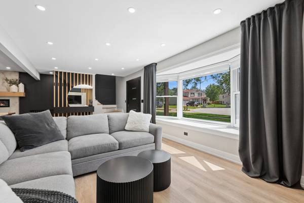 816 Adler CT, Schaumburg, IL 60194