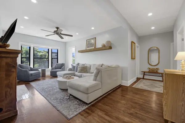 916 W Waveland AVE #3, Chicago, IL 60613