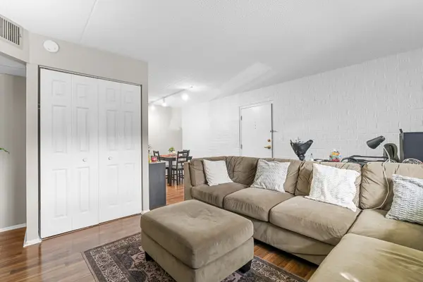 3223 W Parkway DR #1G, Northbrook, IL 60062