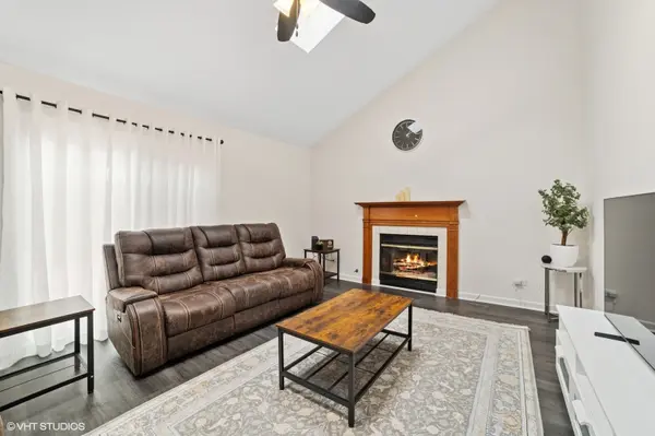 18 Ascot LN, Streamwood, IL 60107