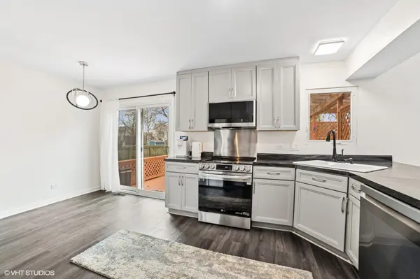 18 Ascot LN, Streamwood, IL 60107