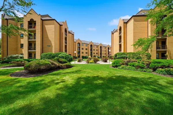 7420 W Lawrence AVE #409, Harwood Heights, IL 60706