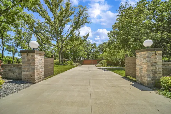 12N085 Wildmere DR, Elgin, IL 60123