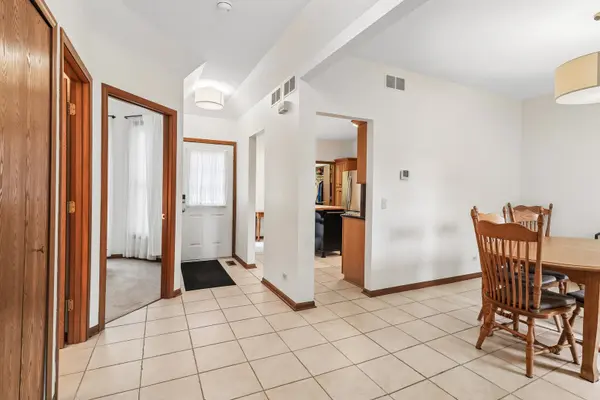 955 Heathrow LN, Naperville, IL 60540