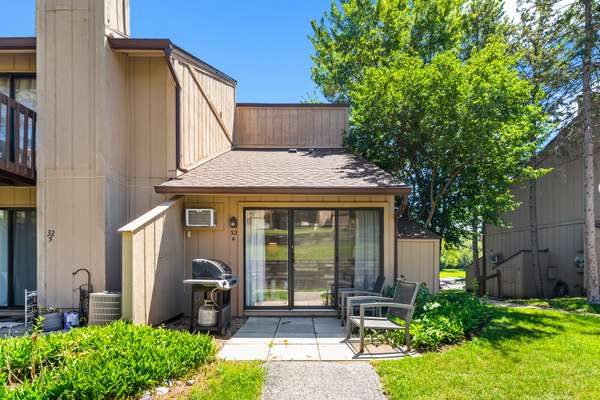 32 Montego Colony #4, Fox Lake, IL 60020