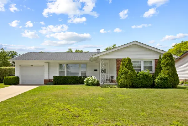 1116 Maple LN, Elk Grove Village, IL 60007