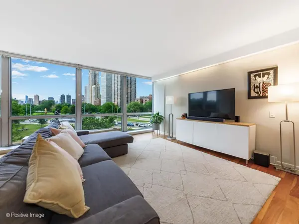 330 W Diversey Pkwy #401, Chicago, IL 60657