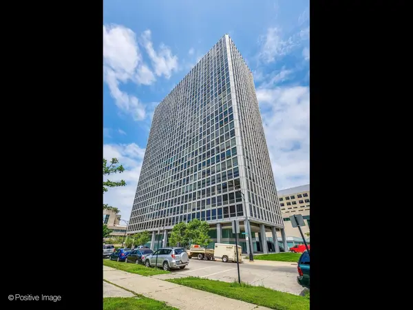 330 W Diversey Pkwy #401, Chicago, IL 60657