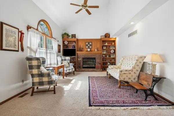 3821 Adam CT, Bettendorf, IA 52722
