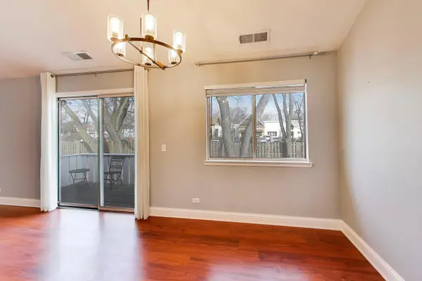 10 Waterbury LN #M2, Schaumburg, IL 60193