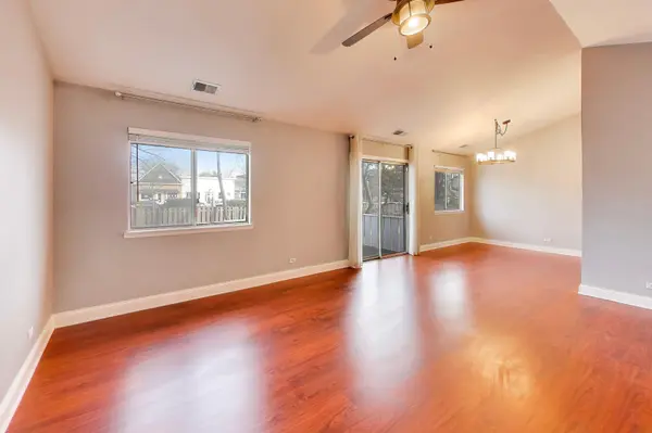 10 Waterbury LN #M2, Schaumburg, IL 60193