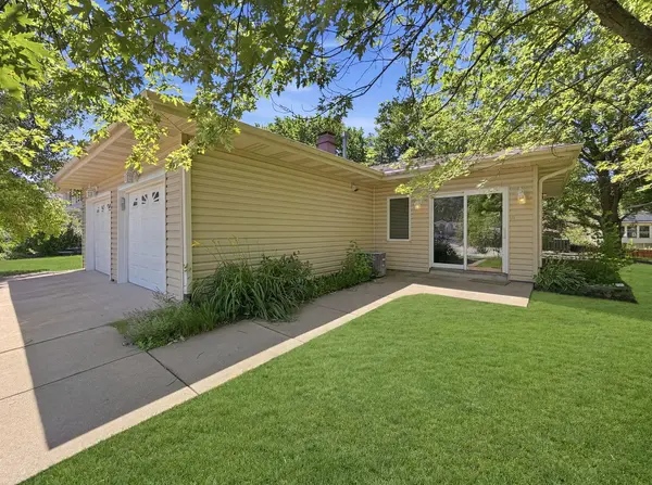 1644 Bayberry LN, Sycamore, IL 60178