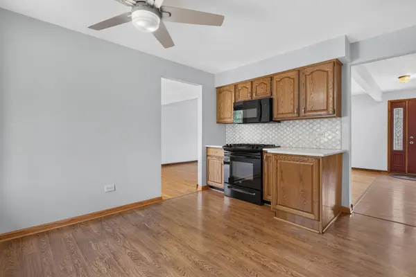 8118 Gladys LN, Palos Hills, IL 60465