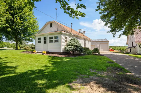 4158 Highway 136, Clinton, IA 52732