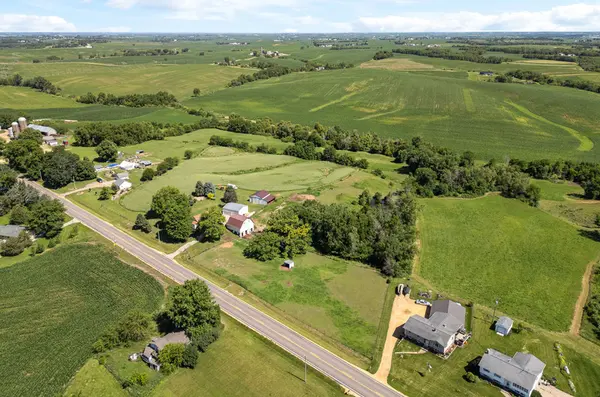 4158 Highway 136, Clinton, IA 52732