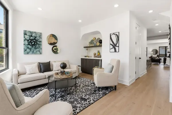 2044 W Superior ST, Chicago, IL 60612