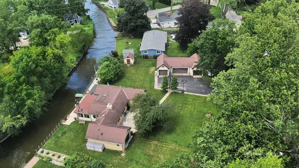 9425 Byrne DR, Fox River Grove, IL 60021