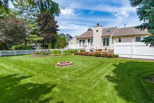 3421 Meadow CT, Bettendorf, IA 52722