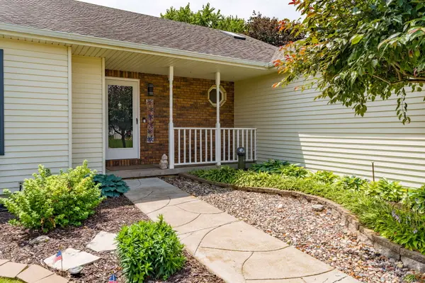 3421 Meadow CT, Bettendorf, IA 52722