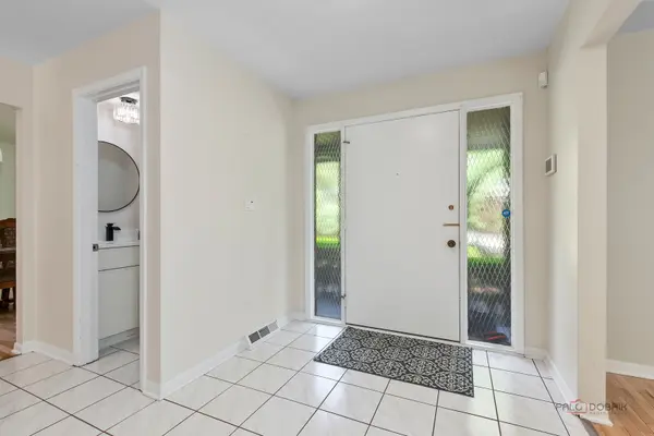2315 Castilian CIR, Northbrook, IL 60062