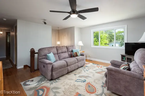 1701 Hartmann DR, Schaumburg, IL 60193