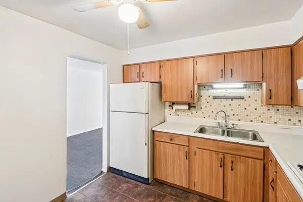 8997 Kennedy DR #2E, Des Plaines, IL 60016