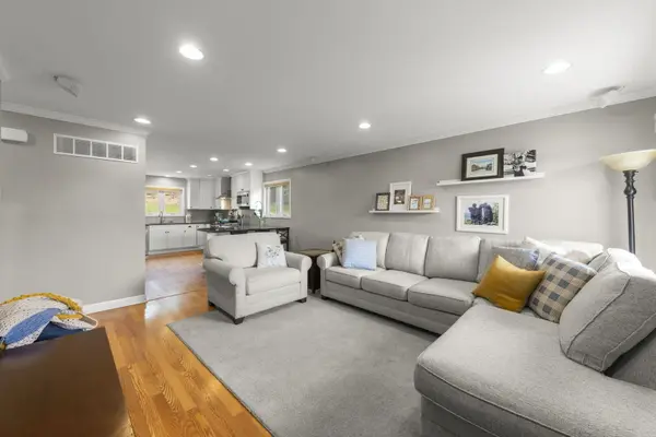 1106 Lightning TRL, Carol Stream, IL 60188