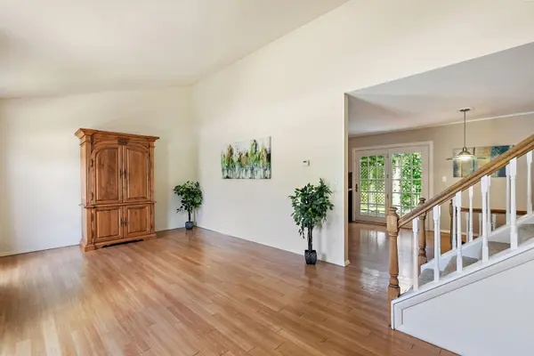 34 Paxton LN, Schaumburg, IL 60194