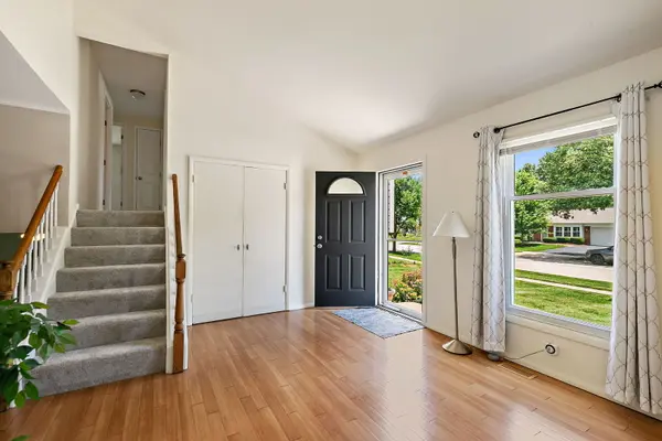 34 Paxton LN, Schaumburg, IL 60194