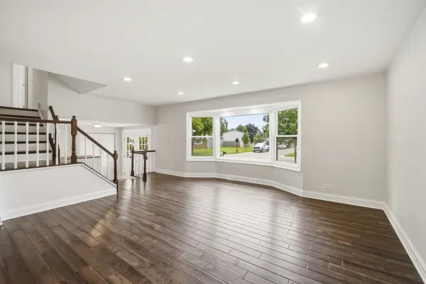 1596 Texas ST, Elk Grove Village, IL 60007