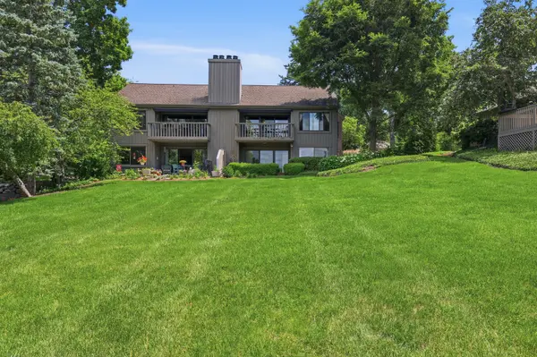 640 Old Barn RD #C, Lake Barrington, IL 60010