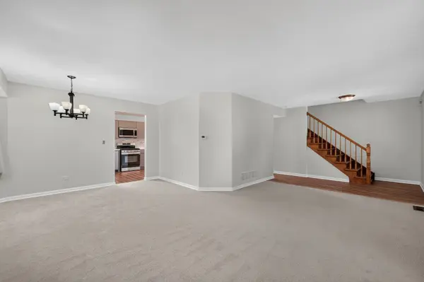1093 Brighton DR, Carol Stream, IL 60188