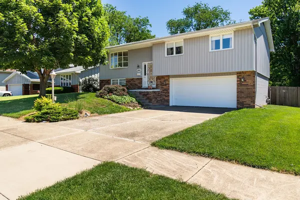 6906 N Rockvale DR, Peoria, IL 61614