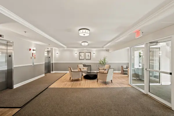 440 W Mahogany CT #603, Palatine, IL 60067