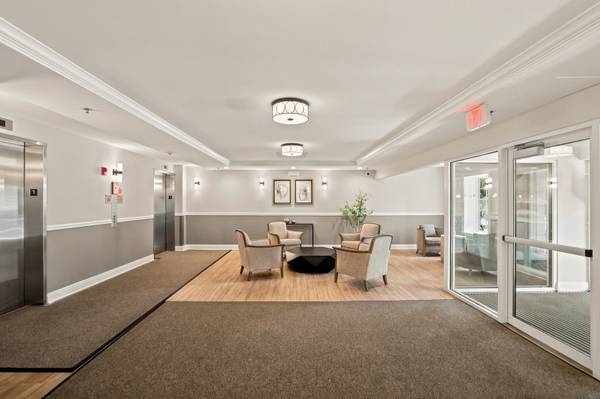 440 W Mahogany CT #603, Palatine, IL 60067
