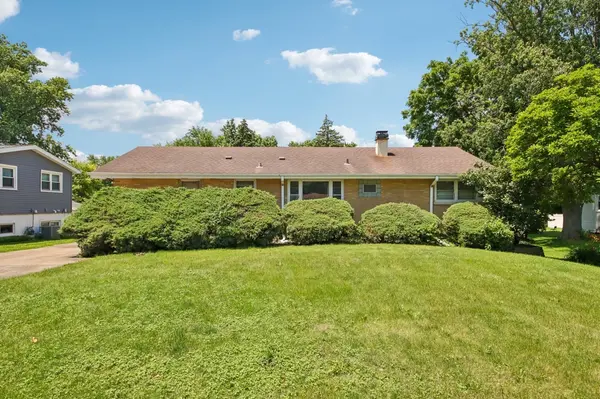 418 Highland RD,  Willowbrook,  IL 60527