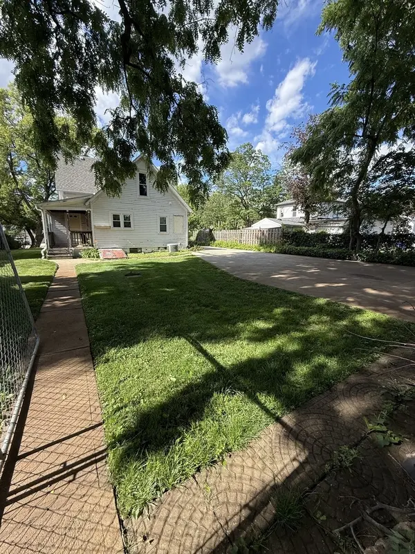 916 Pleasant ST, Dekalb, IL 60115