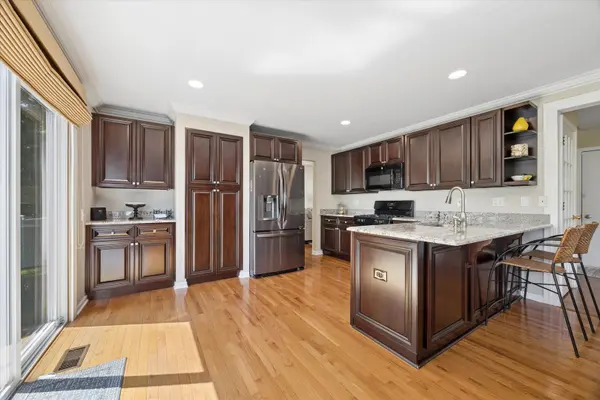 455 Smoketree LN, Bartlett, IL 60103