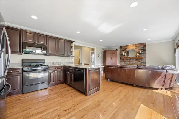 455 Smoketree LN, Bartlett, IL 60103