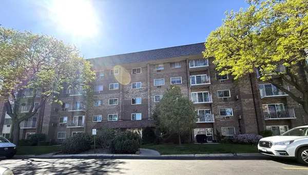 10373 Dearlove RD #3D, Glenview, IL 60025