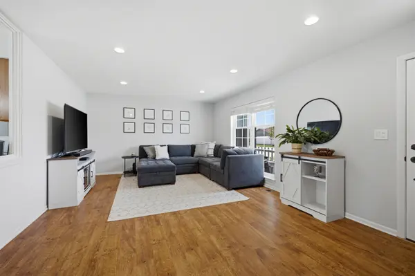 1110 W Glenn TRL, Elk Grove Village, IL 60007